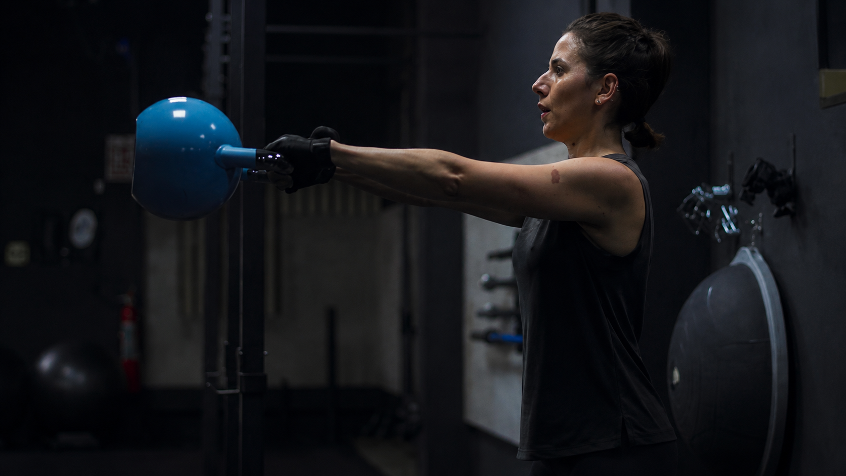 Mujer entrenando con pesas